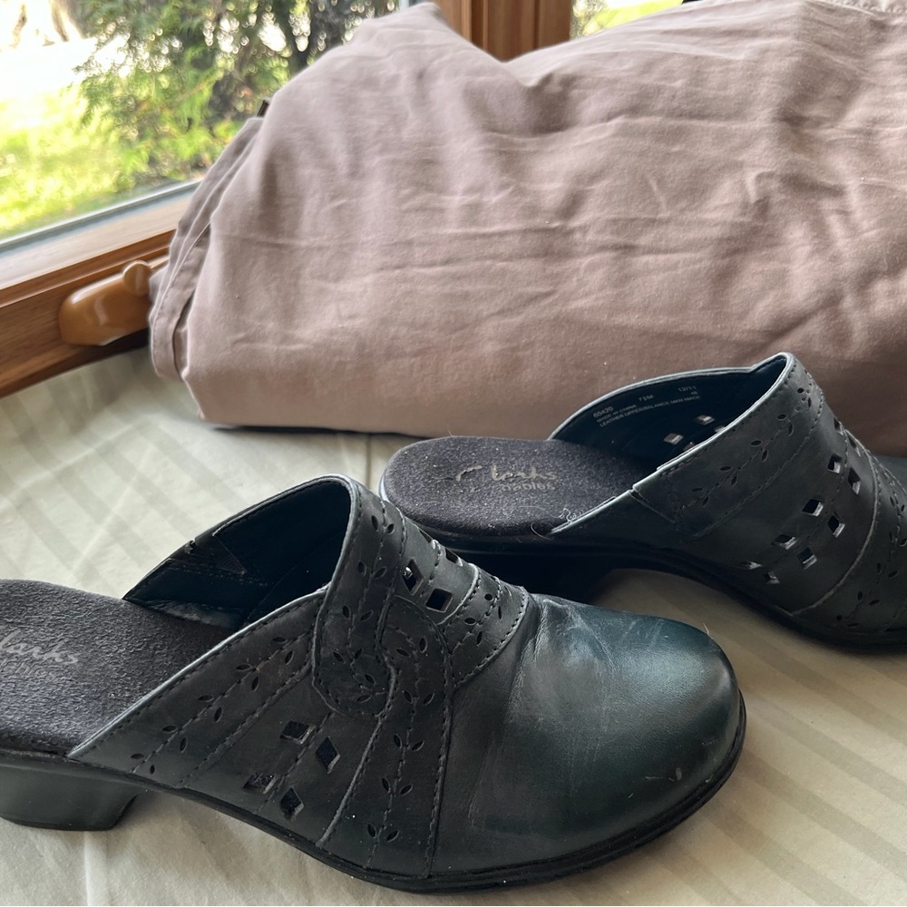 Clarks Collection Leather Slip-On Clogs size 7.5 M  …$20.00